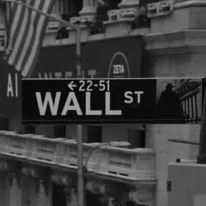 Straßenschild der Wall Street vor der New Yorker Börse – Symbolbild zum Film „Wall Street“ (1987).