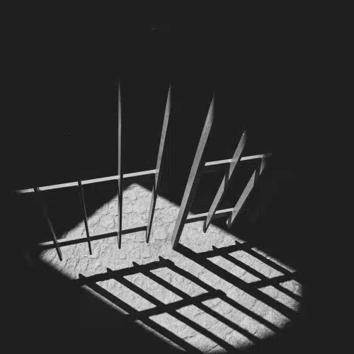 Licht und Schatten von Gefängnisgittern auf dem Boden einer Gefängniszelle als Symbolbild für den Film "Brubaker (1980)"