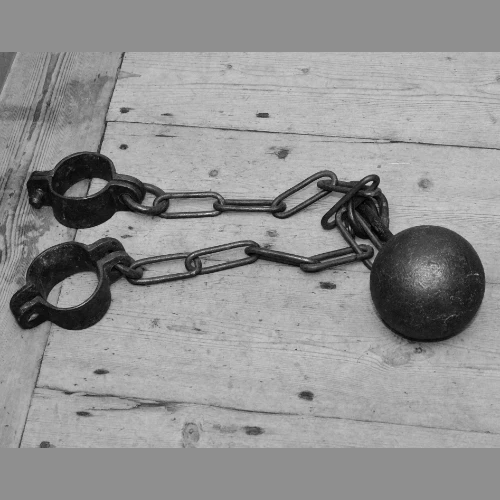 Historische Fußfessel mit Eisenkugel und Kette