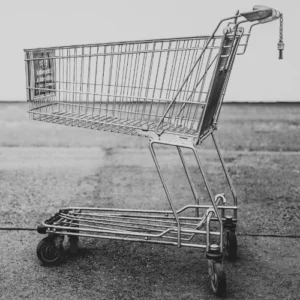 Leerer Einkaufswagen auf einem Parkplatz