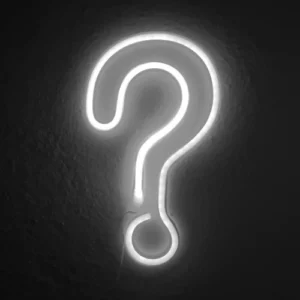 Leuchtendes Fragezeichen als Symbol für den Riddler in The Batman