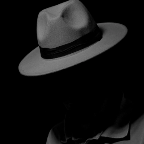 Fedora-Hut als Symbol für Film Noir, Ermittlungen und Polizeiarbeit in L.A. Confidential (1997).