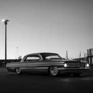 Tiefergelegter amerikanischer Lowrider mit Chromfelgen – Symbol der Straßenkultur in Menace II Society (1993).
