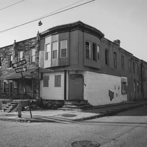 Straßenecke mit älteren Reihenhäusern in Baltimore – Symbolbild für die Miniserie The Corner (2000).