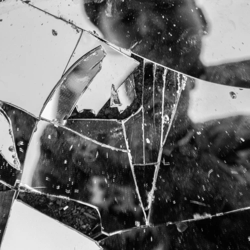 Zerbrochener Spiegel mit fragmentierter Spiegelung einer Person – Primal Fear (1996)