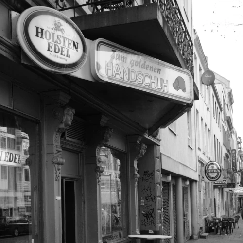 Eingang der Hamburger Kneipe „Zum Goldenen Handschuh“ mit historischem Kneipenschild.