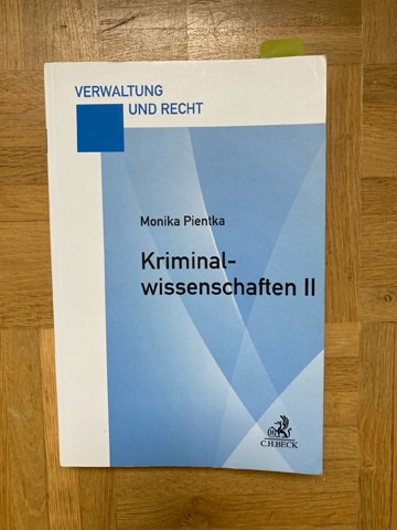 Kriminologie Lehrbuch: Pientka (2014). Kriminalwissenschaften II. München: C.H. Beck richtet sich in erster Linie an Studierende der HSPV NRW.