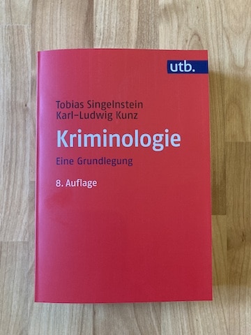 Tobias Singelnstein & Karl-Ludwig Kunz (2021). Kriminologie. Eine Grundlegung (8. Aufl.). Bern: UTB.