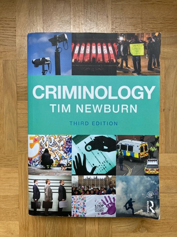 Krimininologie Lehrbuch Criminology von Tim Newburn lässt keine Wünsche offen. Das umfassende Werk behandelt unzählige Themen und Theorien.