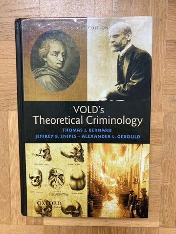Kriminologie Lehrbuch: Vold's Criminology legt einen Fokus auf die Erklärung von Kriminalitätstheorien