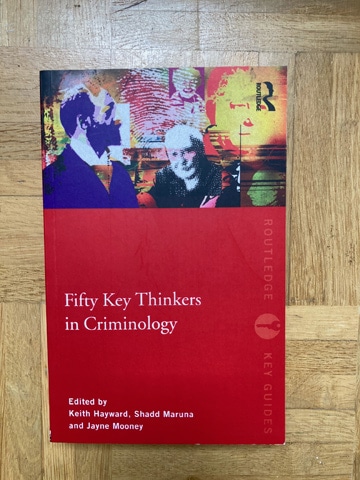 Kriminologie Lehrbuch: Fifty Key Thinkers in Criminology folgt einem ungewöhnlichen Konzept, da es die Menschen, die hinter den Theorien stehen, in den Mittelpunkt rückt.