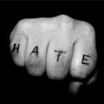 Hasskriminalität (Vorurteilskriminalität / Hate Crime) Tattoo: HATE auf den Fingerknöcheln