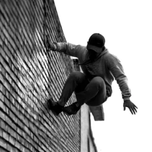 Parkour-Läufer an einer Mauer – Motiv zur Dokumentation Gangsterläufer (2012)