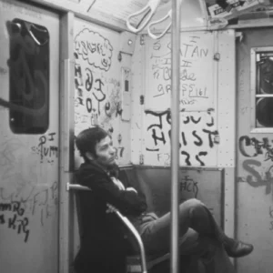 Mit Graffiti bedeckter Innenraum einer New Yorker U-Bahn in den 1970er Jahren